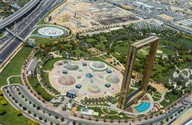 نمای هوایی از پارک زعبیل دبی که قاب دبی را هم در بخشی از تصویر نشان می‌دهد.